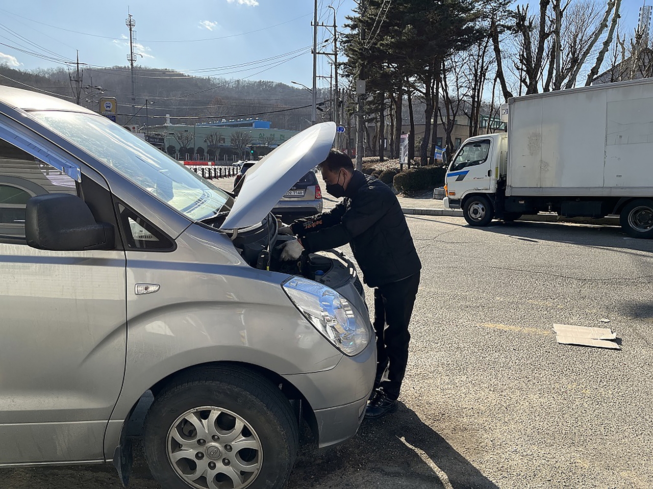 중원구는 지난 1월 노상 주차장 부지에서 시민 차량 엔진 점검 중
